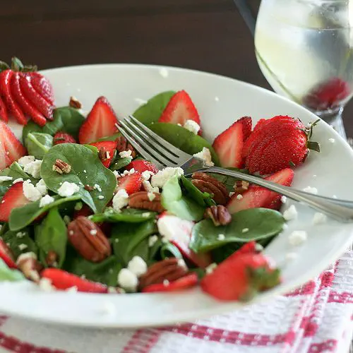 Salata cu capsuni