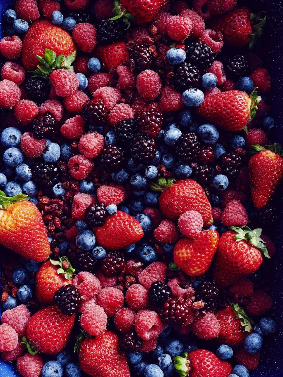 Femeie bucuroasa cu fructe de padure